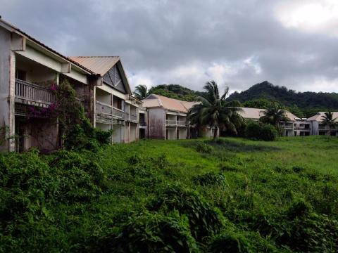 El Sheraton Rarotonga está en ruinas y lleno de grafitis.
