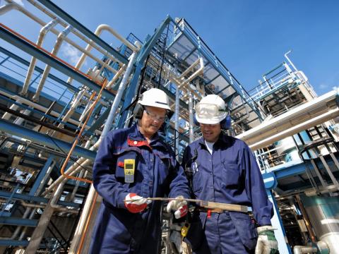 16 (empate). Ingenieros petroleros diseñan métodos para mejorar la extracción y producción de petróleo y gas