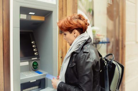 Mujer sacando dinero de un cajero automático