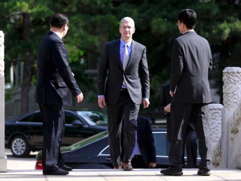 Apple CEO Tim Cook (C) arrives before a meeting with China's Vice Premier Liu Yandong (not pictured) at the Zhongnanhai Leadership Compound, in Beijing, China, May 12, 2015.