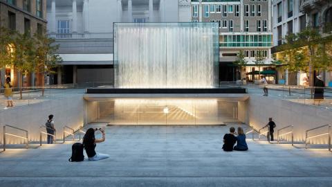 Apple's Milan Piazza Liberty location is stunning. Just off the Corso Vittorio Emanuele, it is one of the most popular pedestrian streets in Milan.