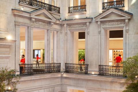 Apple's modern retail space is a refreshing, striking contrast to the famous design characteristics of France's architecture.
