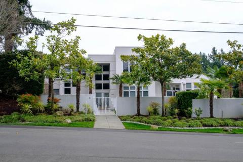 The houses on the other side of Evergreen Point Road are still elaborate, but not on the same level as the waterfront properties. The houses on the other side of Evergreen Point Road are still elaborate, but not on the same level as the waterfront properties.