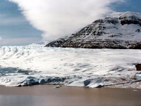También se conoce como la “Isla Soledad”.