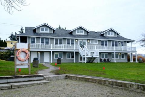 Medina is a city of about 3,000 people.<br>The Medina Beach Park doubles as the city hall and police station. Medina is a city of about 3,000 people.<br>The Medina Beach Park doubles as the city hall and police station.