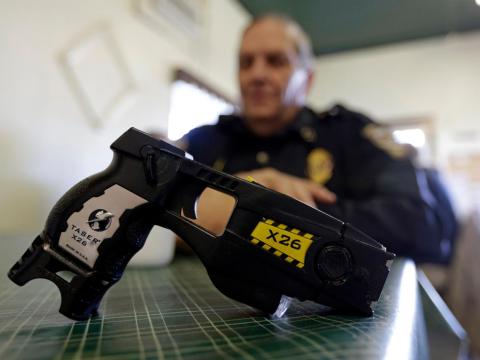 En esta foto de archivo del 14 de noviembre de 2013, una Taser X26 sobre una mesa en Knightstown, Indiana.