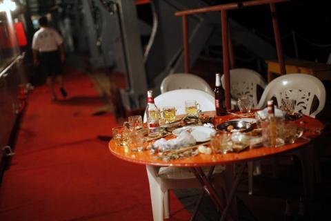 Los restos de una cena y una fiesta.