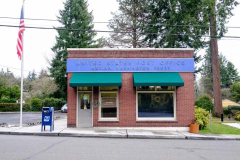 The town is almost entirely residential.<br>The Medina Grocery & Deli and this post office appear to be the only sources of commercial activity. The town is almost entirely residential.<br>The Medina Grocery & Deli and this post office appear to be the only sources of commercial activity.