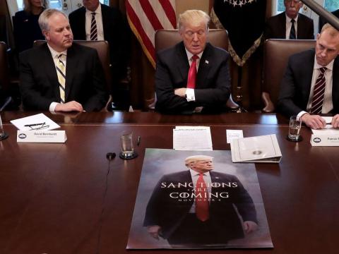 Donald Trump lidera una reunión del Gabinete de la Presidencia, junto con Alex Azar, Secretario de Salud y Servicios Sociales, y David Bernhart, Secretario de Interior y de Defensa. Donald Trump lidera una reunión del Gabinete de la Presidencia, junto con Alex Azar, Secretario de Salud y Servicios Sociales, y David Bernhart, Secretario de Interior y de Defensa.