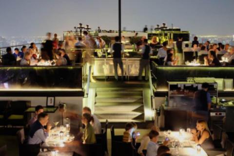 Cenando en un crucero.