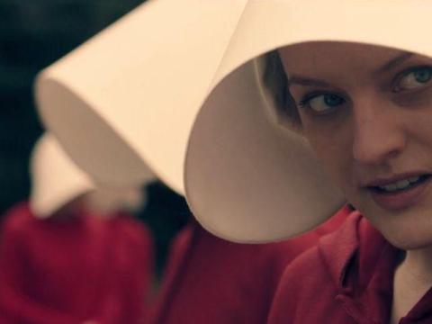 1 millón de dólares — Elisabeth Moss, "El cuento de la criada" (Hulu)