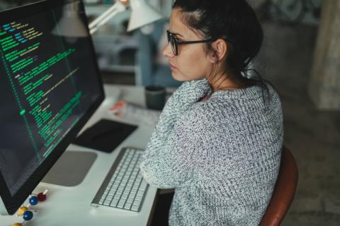 Un mujer programando Un mujer programando