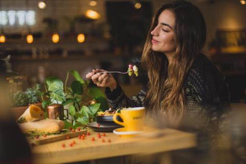 Chica comiendo pasta