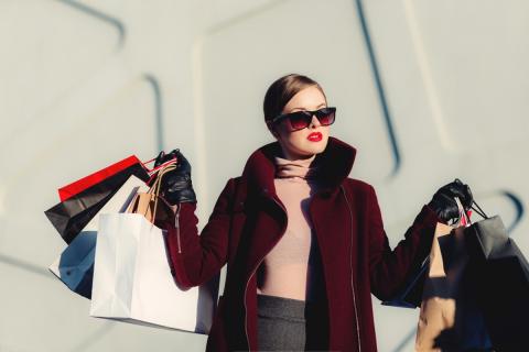 Chica compras ropa Chica compras ropa