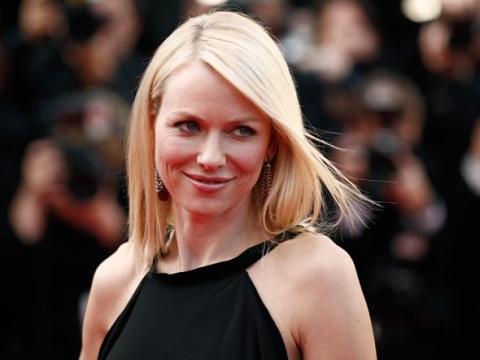The actress took a soft approach to her hair, wearing effortless waves.