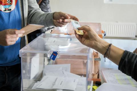 Un votante entrega su DNI en una mesa electoral Un votante entrega su DNI en una mesa electoral