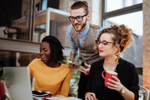 Tres jóvenes en prácticas en una empresa Tres jóvenes en prácticas en una empresa