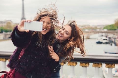 Dos chicas se hacen una fotografía con la Torre Eiffel de fondo Dos chicas se hacen una fotografía con la Torre Eiffel de fondo