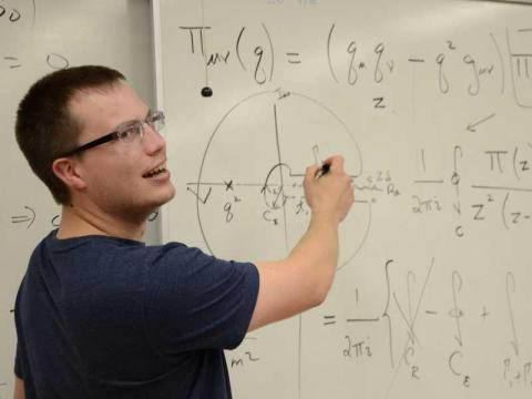 9. Los matemáticos llevan a cabo investigaciones en matemáticas fundamentales o en la aplicación de técnicas matemáticas.