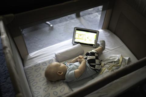Bebé viendo un iPad Bebé viendo un iPad