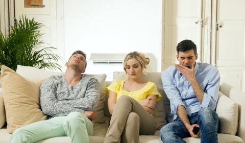 La falta de aburrimiento no genera creatividad Tres personas aburridas en un sofá