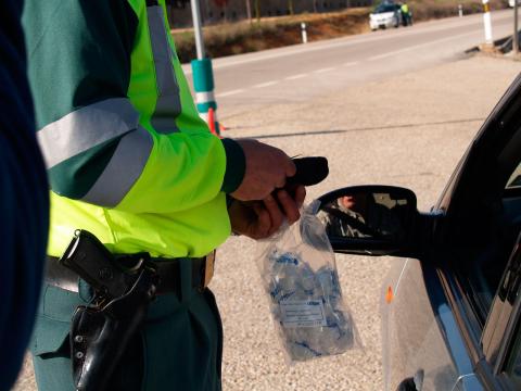 Un Guardia Civil en un control de alcoholemia