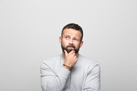 Hombre preguntándose algo Hombre preguntándose algo