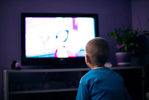 Niño viendo televisión