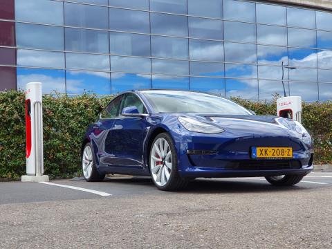 La unidad del Model 3 que ha probado Business Insider España, en el Supercargador de Getafe (Madrid)