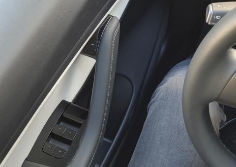 Detalle del interior del Tesla Model 3, en la puerta del conductor