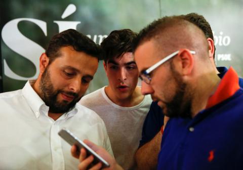 votantes consultando resultados móviles