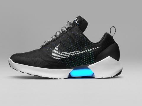 10. Nike recientemente comenzó a experimentar con la tecnología de auto costura E.A.R.L. (Electro Adaptive Reactive Lacing) para zapatos llamados Adapt BB.