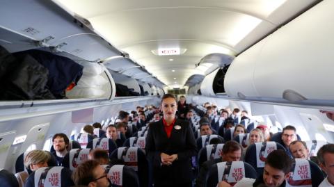 Azafata en un avión de pasajeros