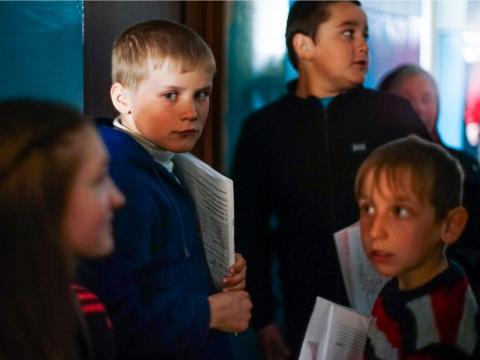 Niños esperando a ser examinados por elementos radioactivos en la oficina del pediatra en Ivankiv, Ucrania