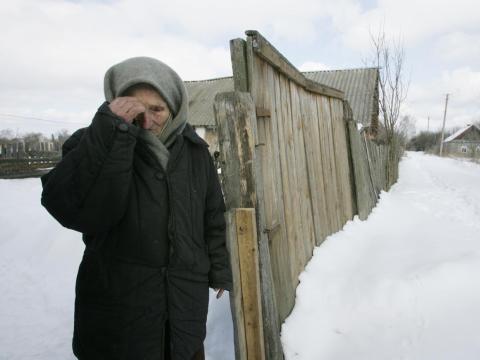 Zina Guzienko, ahora con 93 años, fotografiada en la evacuada ciudad de Illysintsy, Ucrania, en Marzo de 2006