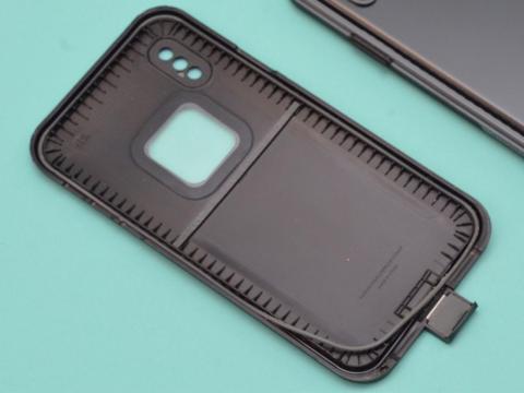 That thin little (gray) gasket is all that