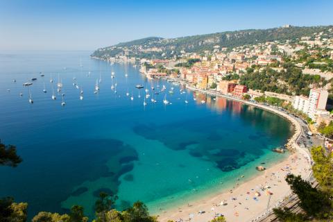 La playa de Villefranche en la Riviera francesa
