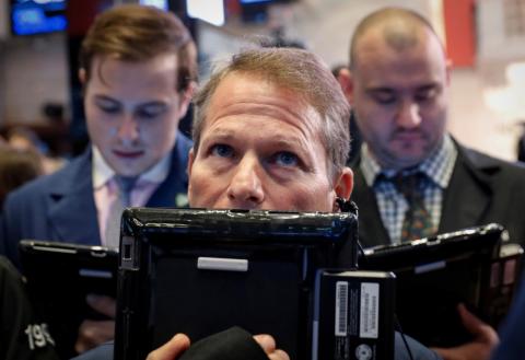 Un trader observa las pantallas de Wall Street Un trader observa las pantallas de Wall Street