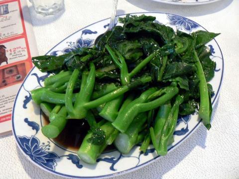 Comer brócoli es bueno para los huesos.