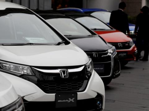 Coches Toyota aparcados en una feria de automoción