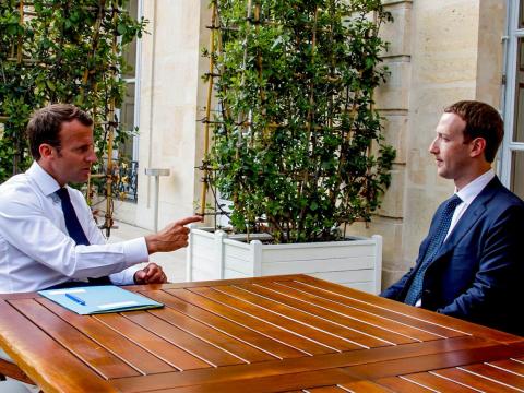 French President Emmanuel Macron and Mark Zuckerberg, the CEO of Facebook. El presidente francés Emmanuel Macron y Mark Zuckerberg, CEO de Facebook.