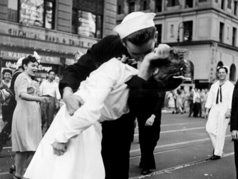 El beso del final de la guerra