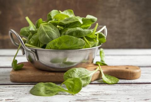 Las espinacas está llena de nutrientes, incluido el calcio.