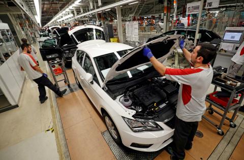 Un trabajador en una fábrica de automóviles. Un trabajador en una fábrica de automóviles.