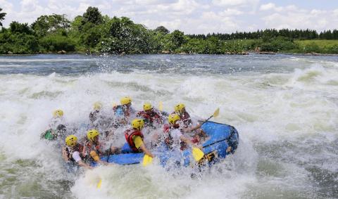 Turistas haciendo rafting en el río Nilo. Turistas haciendo rafting en el río Nilo.