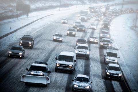 Varios coches en una carretera nevada