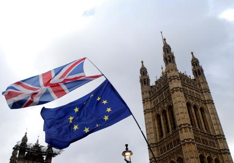 Bandera británica y europea frente al Parlamento Bandera británica y europea frente al Parlamento