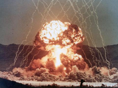 Una explosión nuclear de la Operación Tetera (Operation Teapot) llevada a cabo 1955 en el emplazamiento de pruebas de Nevada, en Estados Unidos. Una explosión nuclear de la Operación Tetera (Operation Teapot) llevada a cabo 1955 en el emplazamiento de pruebas de Nevada, en Estados Unidos.