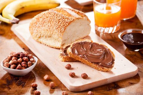 Pan con Nutella Desayuno con Nutella, avellanadas y zumo de naranja