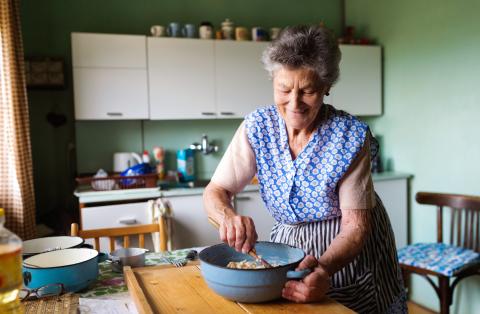 Una señora mayor en la cocina.